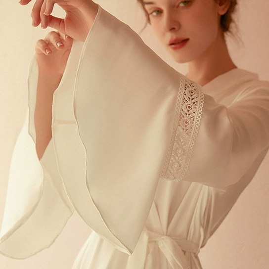 ナイトウエア ナイトガウン バスローブ パジャマ ミディアム丈 袖付き 長袖 ベルスリーブ 襟なし 前開き ウエストリボン シルク 刺繡 かわいい 大人可愛い きれいめ シンプル カジュアル 大人