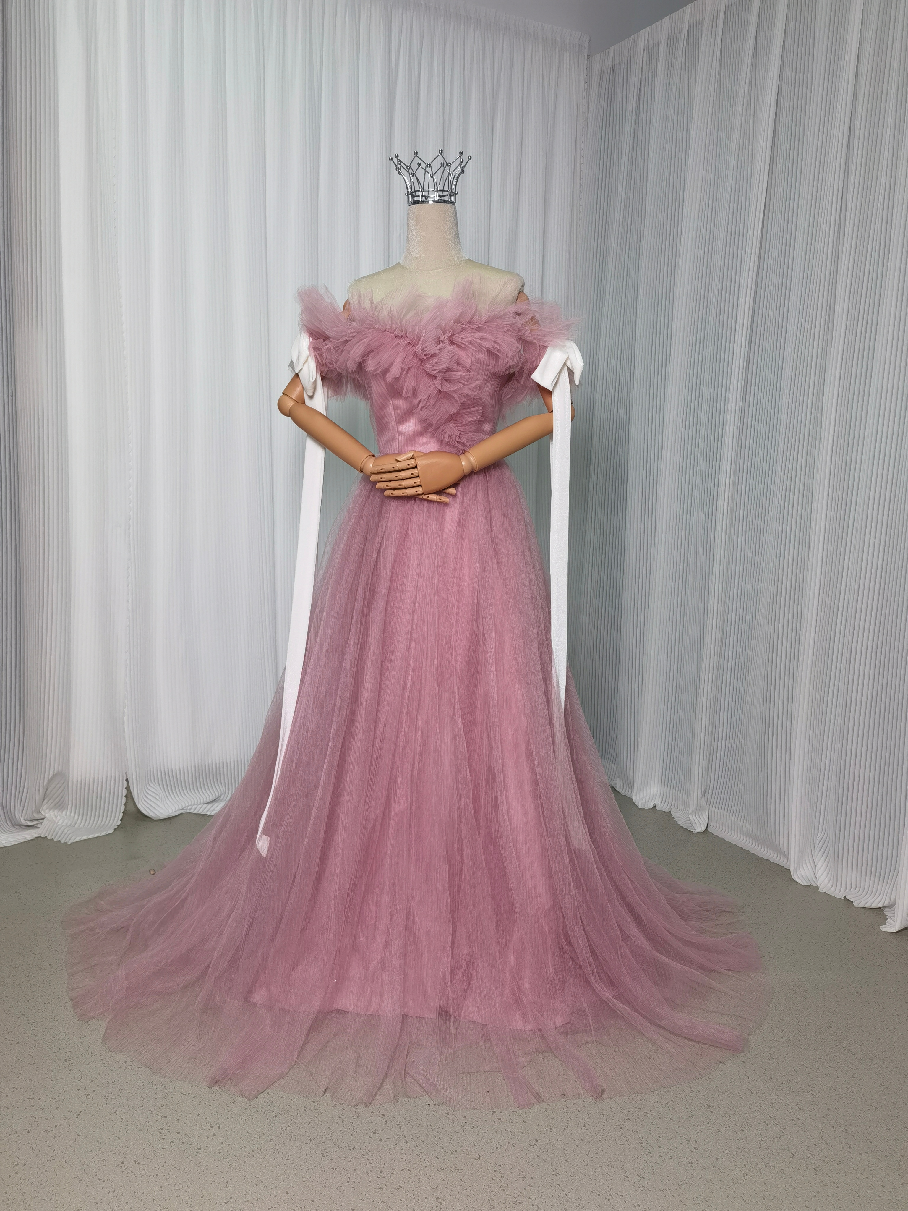 カラードレス ピンク オフショルダー プリーツドレス リボン 可愛い デザイン感 披露宴/結婚式