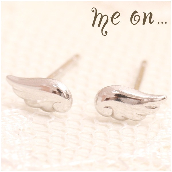 me on... K10ホワイトゴールド天使のフェザーモチーフピアス 5,282円