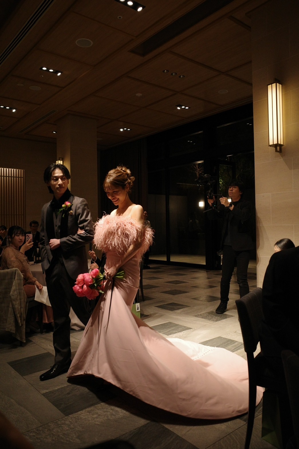 実例写真！ オーストリッチ カラードレス ピンク クレープ生地 ベアトップ くるみボタン 結婚式