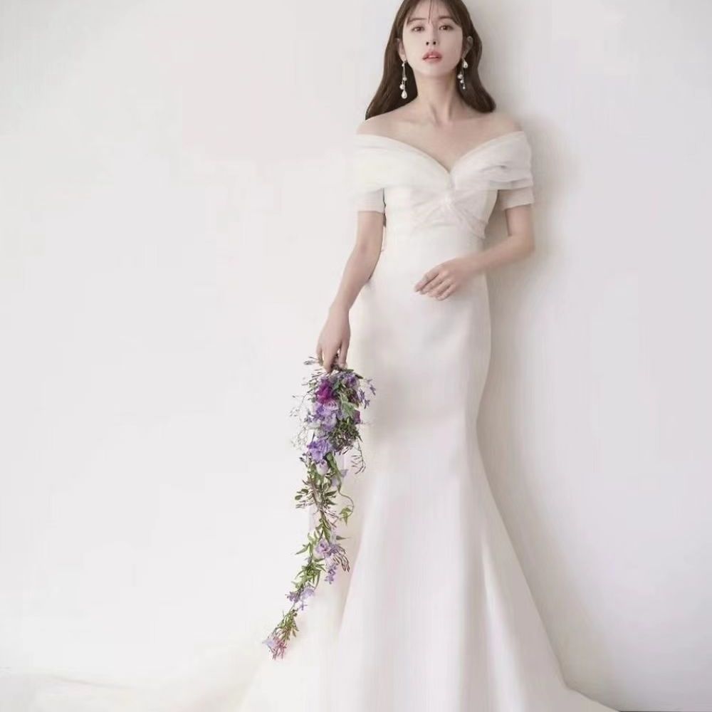 一字の肩のサテンの軽いウェディングドレスの新型の新婦のシンプルな気質の魚の尾のフランス式の森系の迎賓のドレス