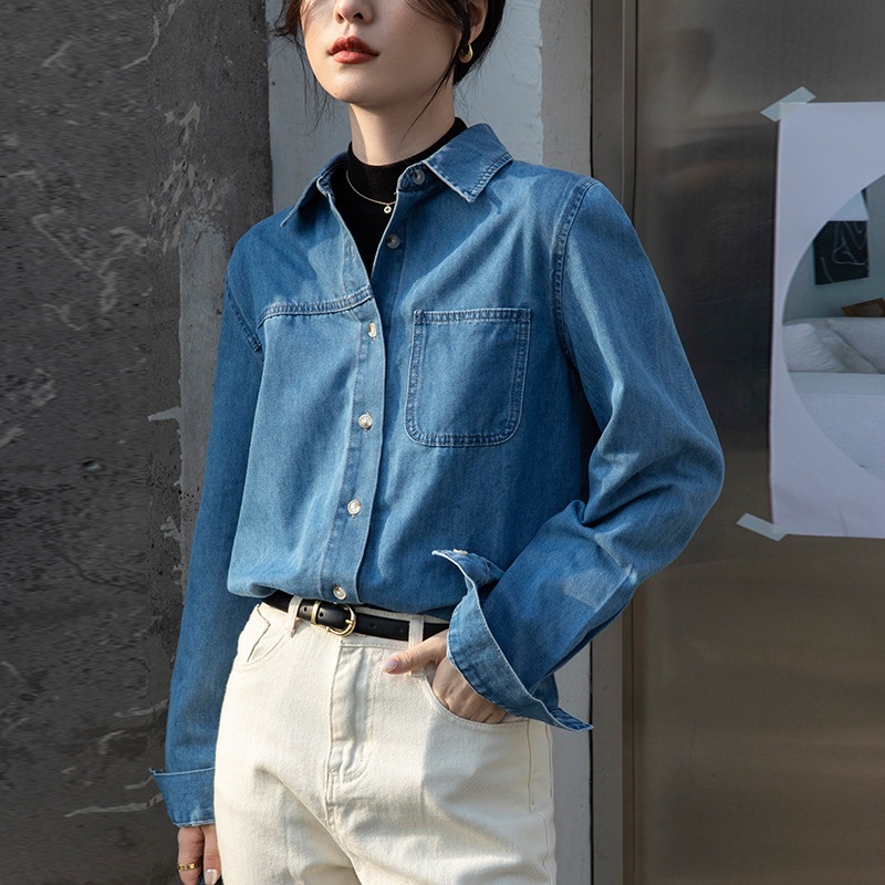 春/秋の新作デザインのレディースデニムシャツの下にゆったりとしたブルーのオフショルダーのフレンチスタイルの長袖シャツを重ね着しました