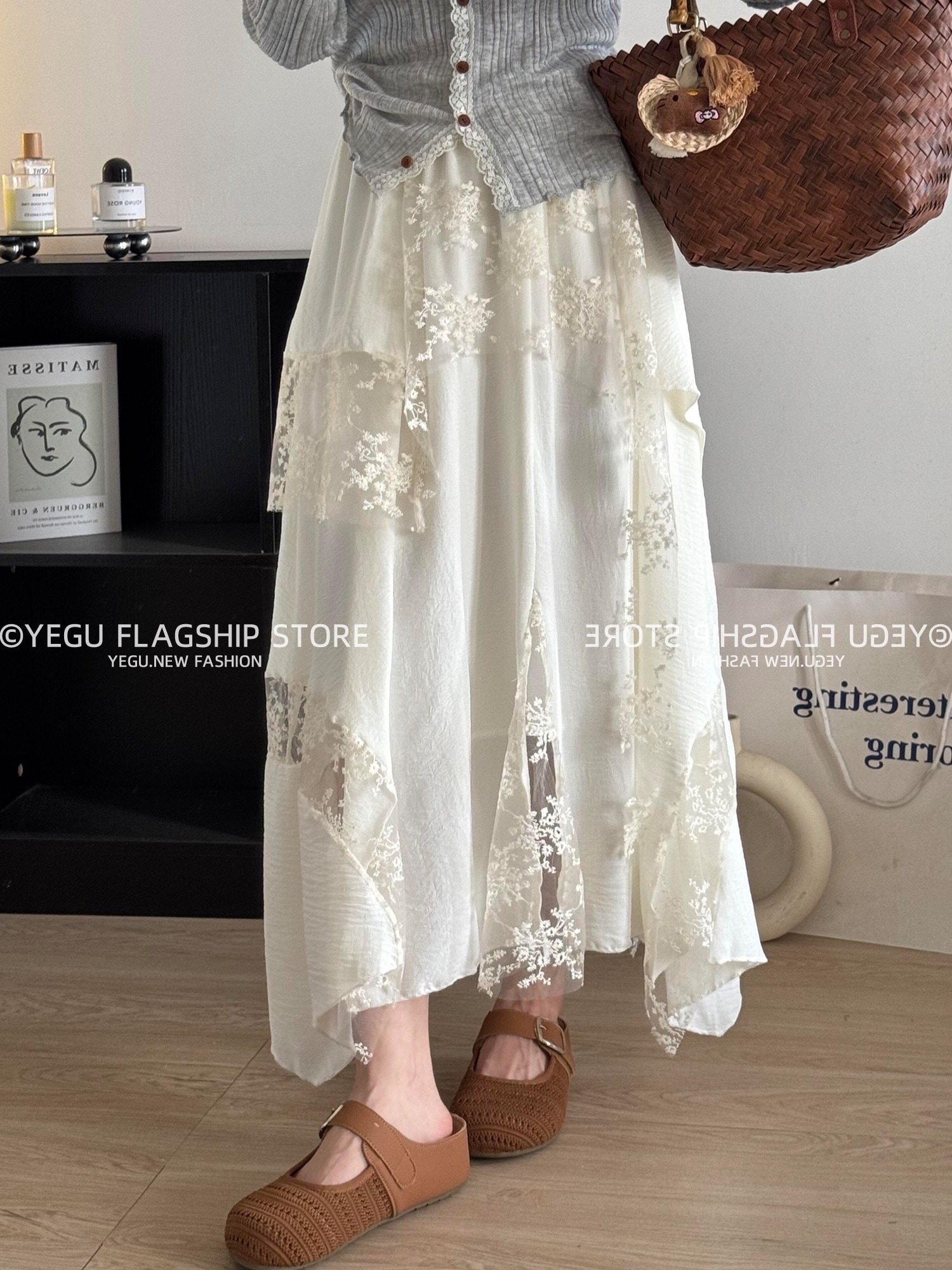 白い不規則なレースのハーフスカート女性用春夏向け精巧な刺繍と切り替えデザインハイウエストAライン傘型スカートルスカート