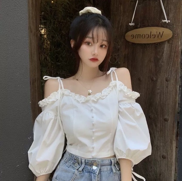 トップス ブラウス ショート丈 袖あり 肩出し オフショル ボリュームスリーブ 襟なし デザイン ボタン ギャザー 美ライン ニュアンス フリル カラバリ ロマンチック かわいい 大人可愛い きれいめ