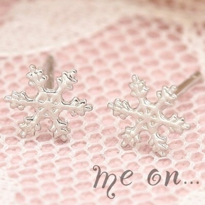 me on... 上品な白の輝きスノークリスタルK10ホワイトゴールド雪の結晶モチーフピアス