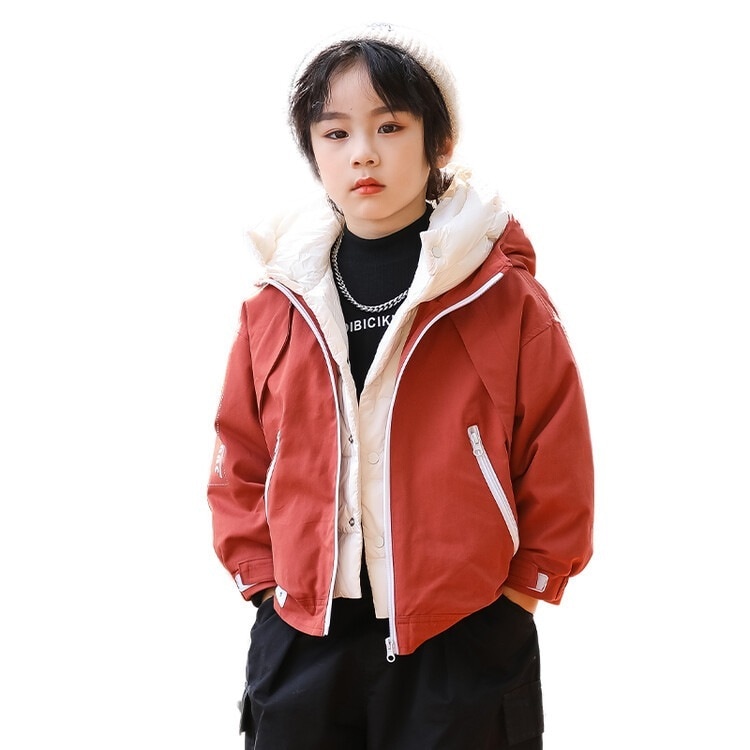 帽子付きのゆったりとしたおしゃれなキッズのアウター