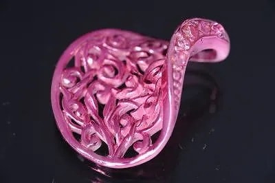 ラインキュービックジルコニア＆オープンアラベスクリーフ模様の ウェーブメタルピンクカラーシルバーペンダントトップ (レディ－ス)