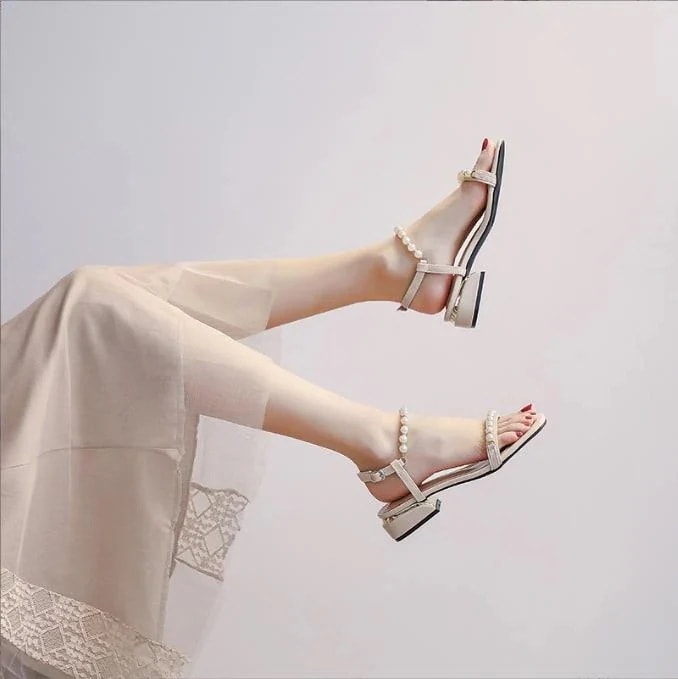 これからの時期に通勤する 韓国版 パール 一字型ボタン サンダル 百掛け 太いヒール 学生 滑り止め sweet系 気質 大人気 歩きやすい