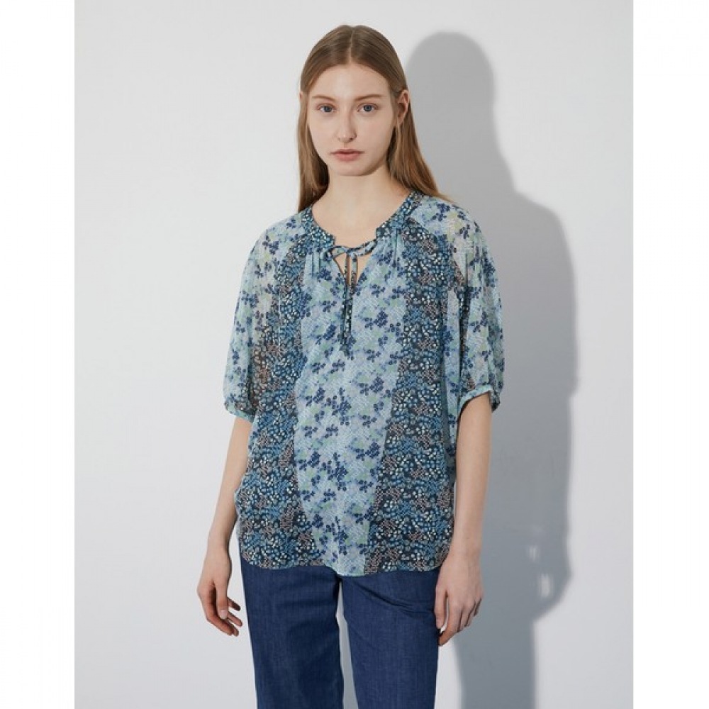 [デイリーリスト] ネックバンドプリントブラウス_MDBNS4M4121