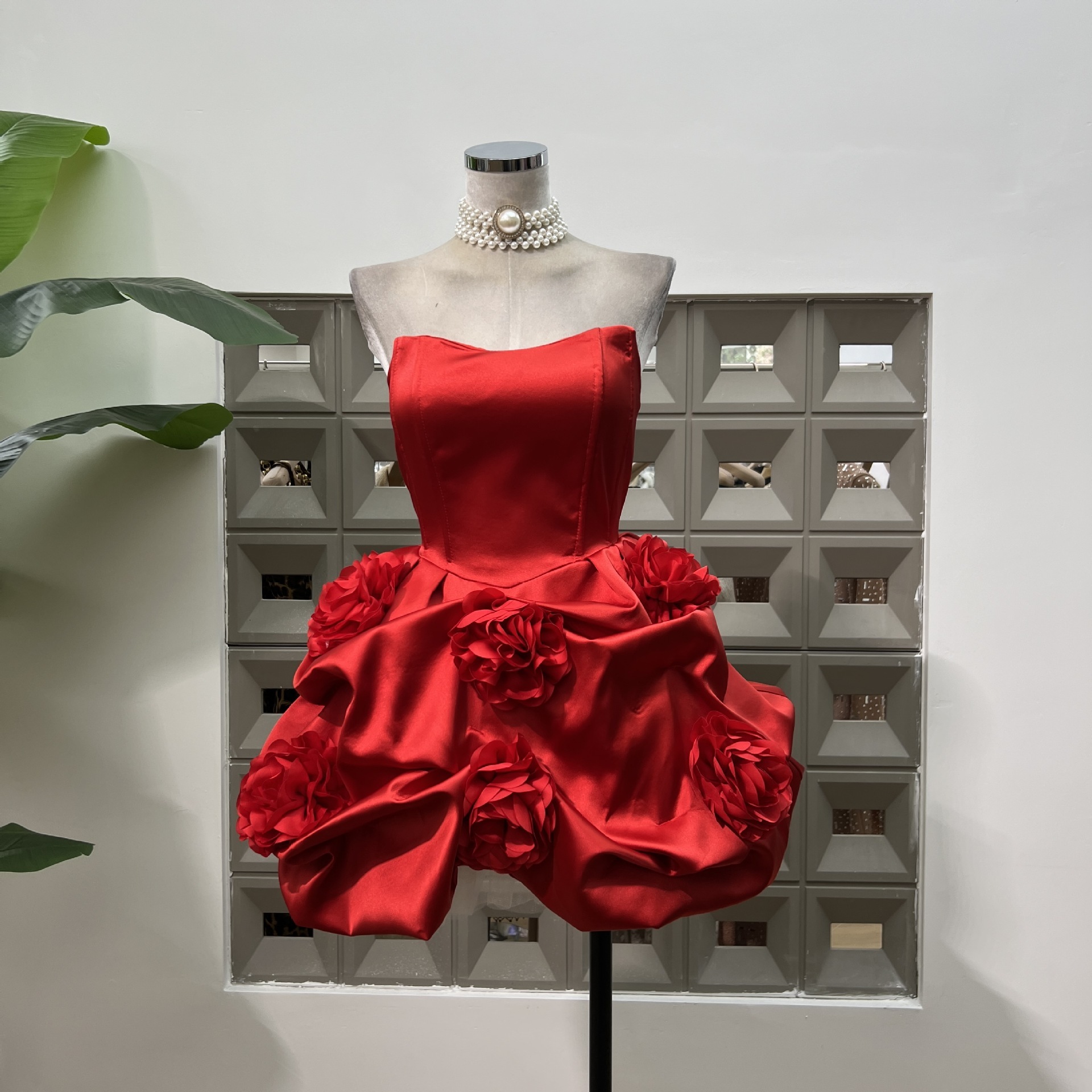 ベトナムの大衆がサテンのしわの花の泡のワンピースをデザインして胸のパーティーのドレスを拭きます