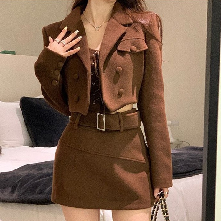 ショートジャケットタイアップキャミソールハイウエストスカートがセットになった春秋にぴったりなフレンチスタイルの洗練されたレディーススリーピーススーツです