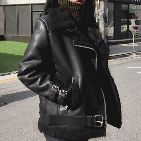 アウター ジャケット レディース 秋冬 個性的 暖かい 革ジャン フェイクレザー 長袖 襟付き でか襟 ビッグカラー ライダース ベルト もこもこ ふわふわ ファスナー ポケット 黒 ブラック 8,102円