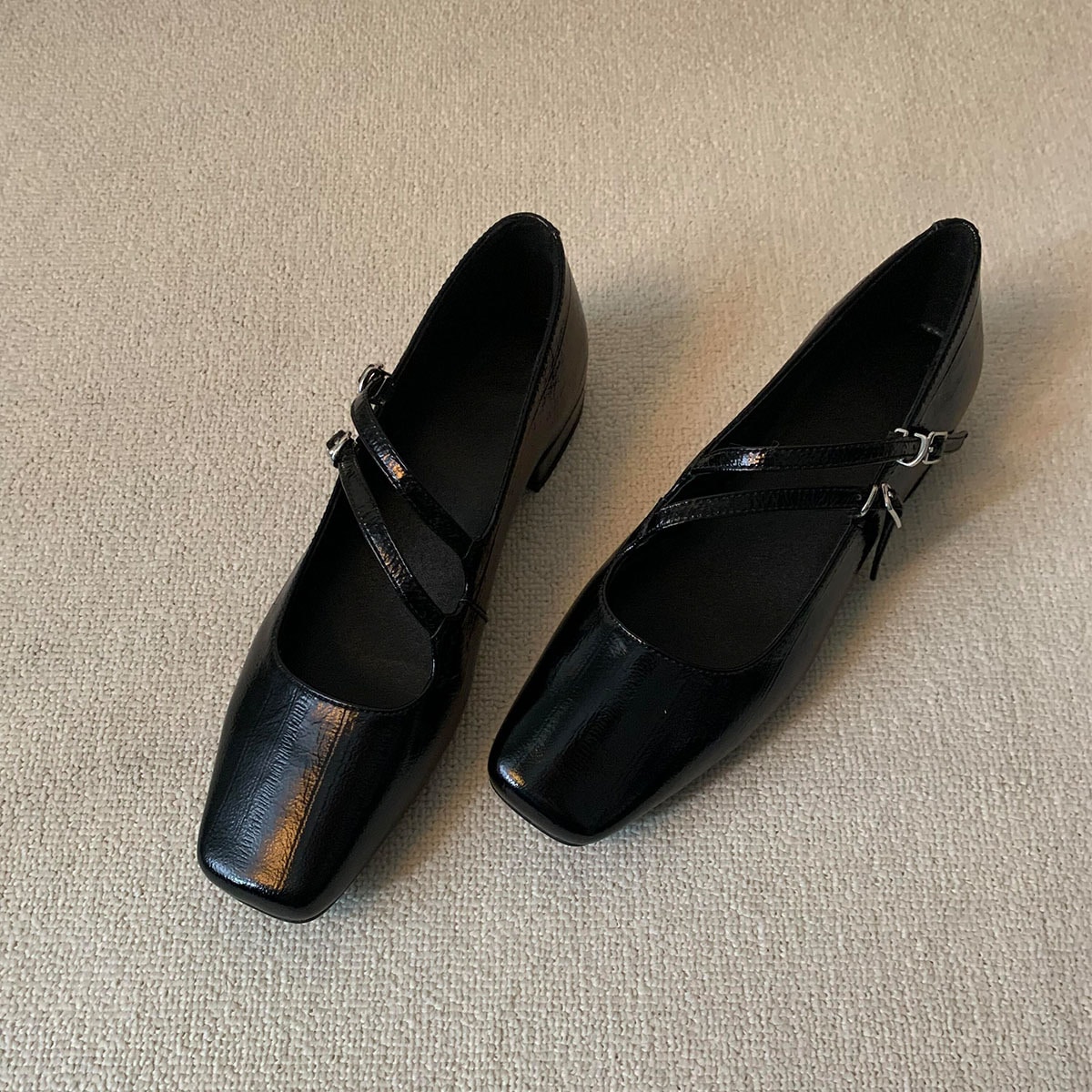 パンスキンバージョンニッチデザインスクエアヘッドダブルストラップスモールレザーシューズシンプルな汎用厚のかかとメアリーゼンレディースシューズ