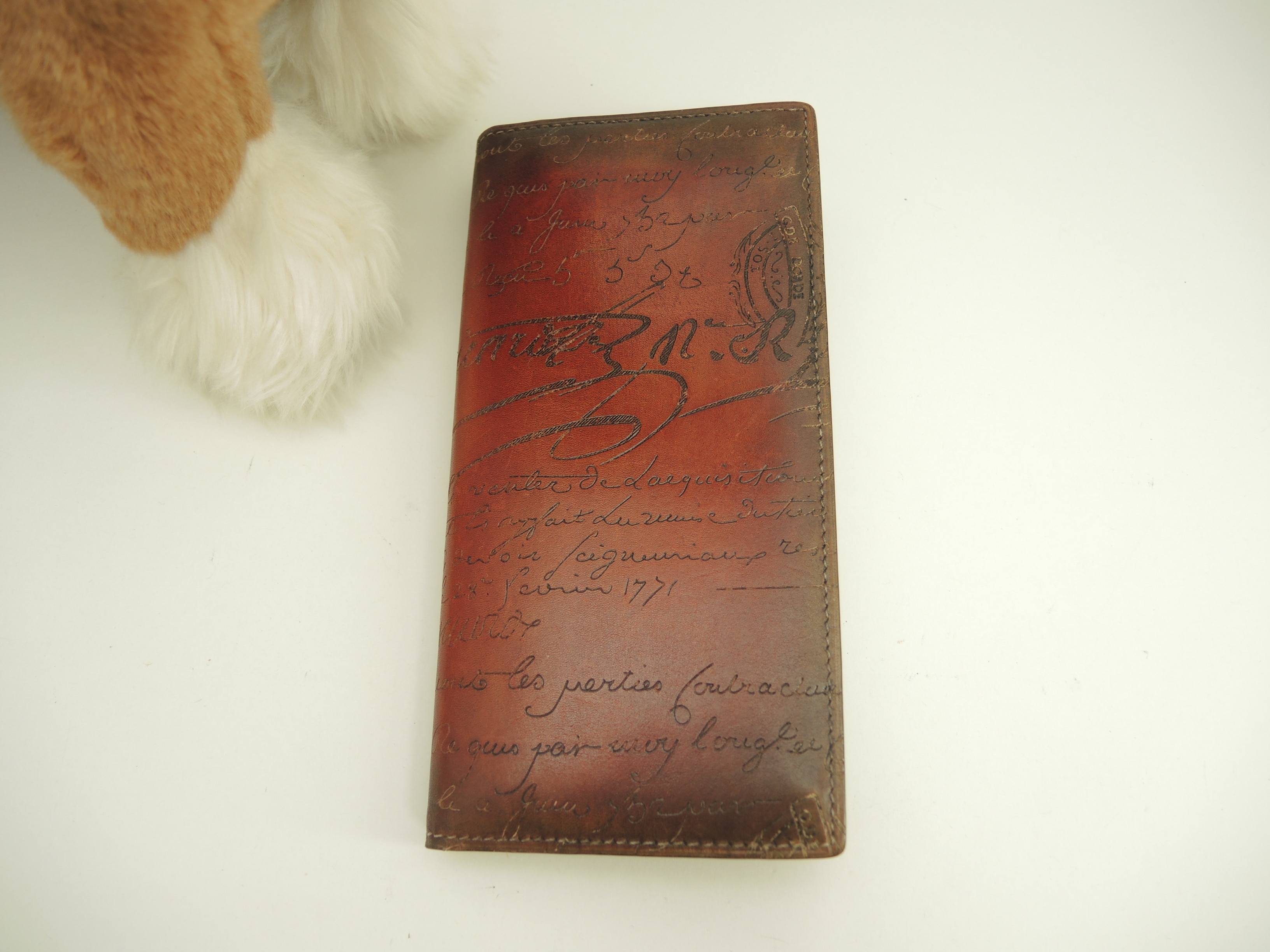 ロングウォレット サンタル カリグラフィ赤茶 2つ折長財布 美品@E0135