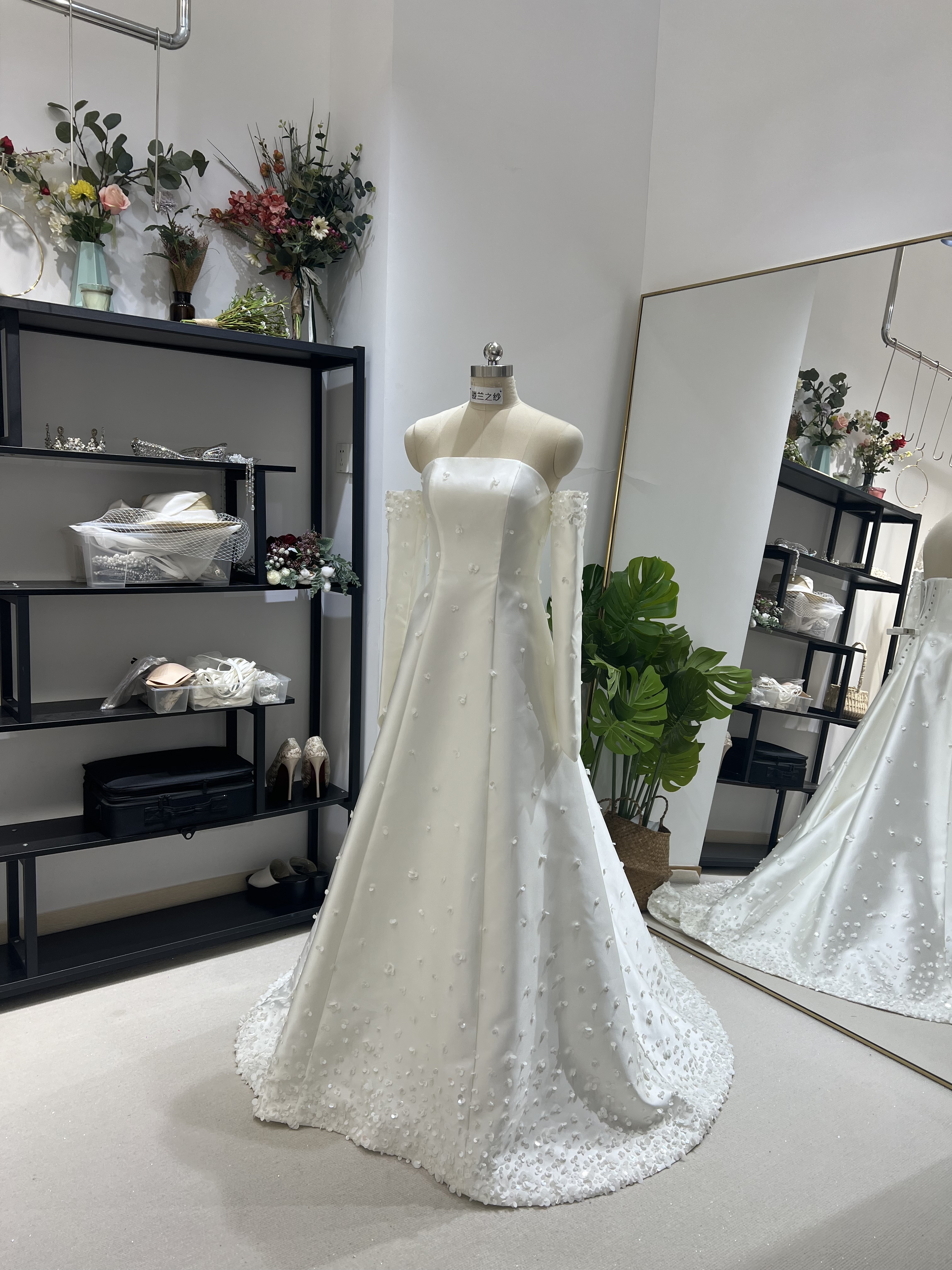 華やか ウェディングドレス ベアトップ 取り外し袖 花モチーフ 光沢サテン 結婚式 抜群のおしゃれ見え