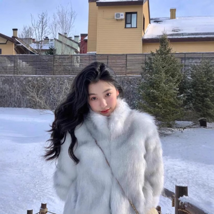 李蒙嶺と同じスタイルの白い毛皮のスタンドカラーロングヘアショートスタイル若いトスカーナの環境に優しい毛皮の豪華なコート女性用