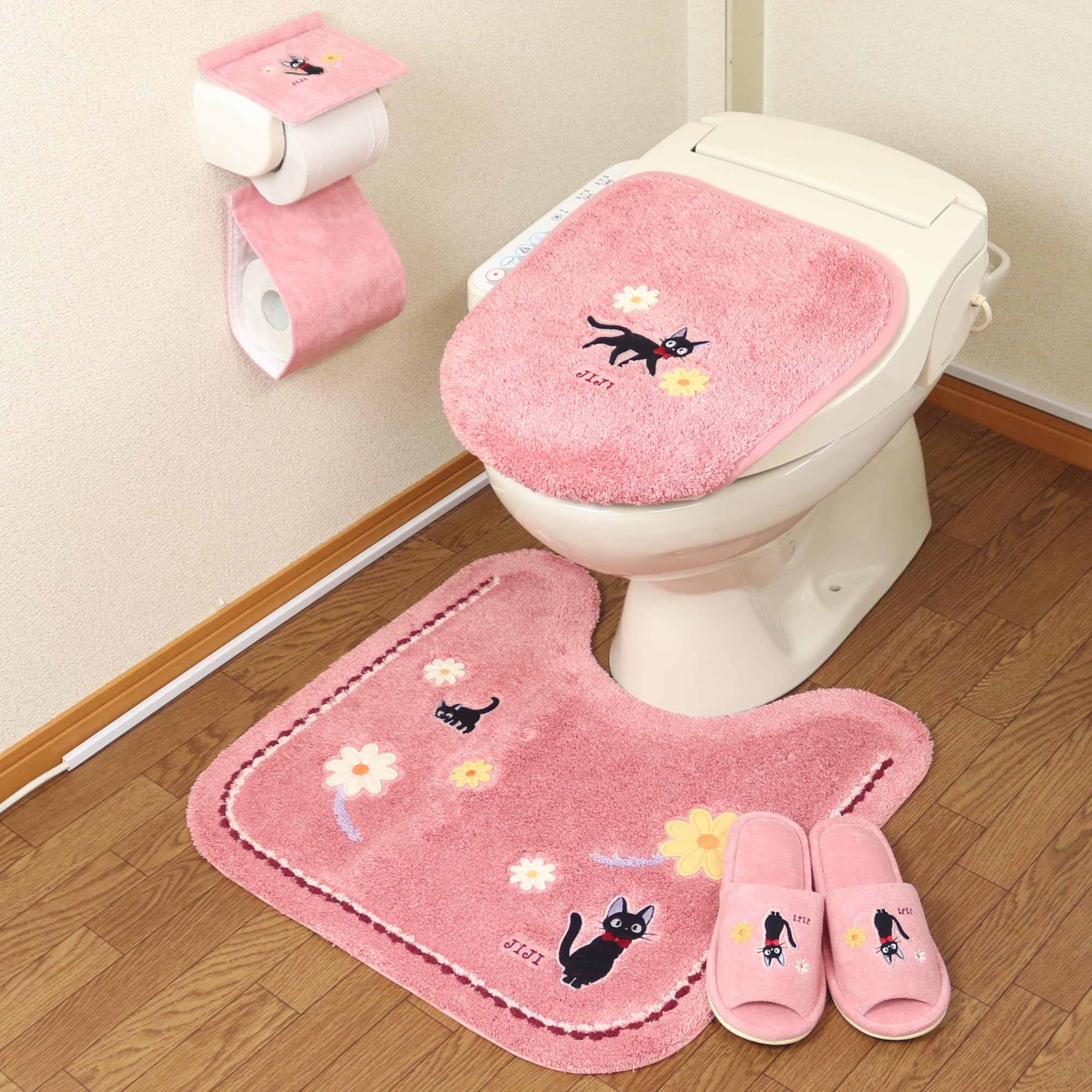 魔女の宅急便 トイレマットセット 4点セット ジブリ ジジ 花さんぽ トイレマット 58×60cm 兼用フタカバー スリッパ ペーパーホルダーカバー ピンク トイレタリーセット トイレカバーセット 吸