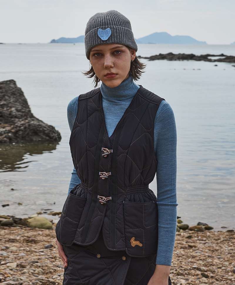 AERO TOGGLE PADDING VEST_WOMEN [BLACK]