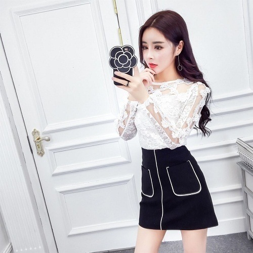 2042.透け感花柄レーストップス(ホワイト)