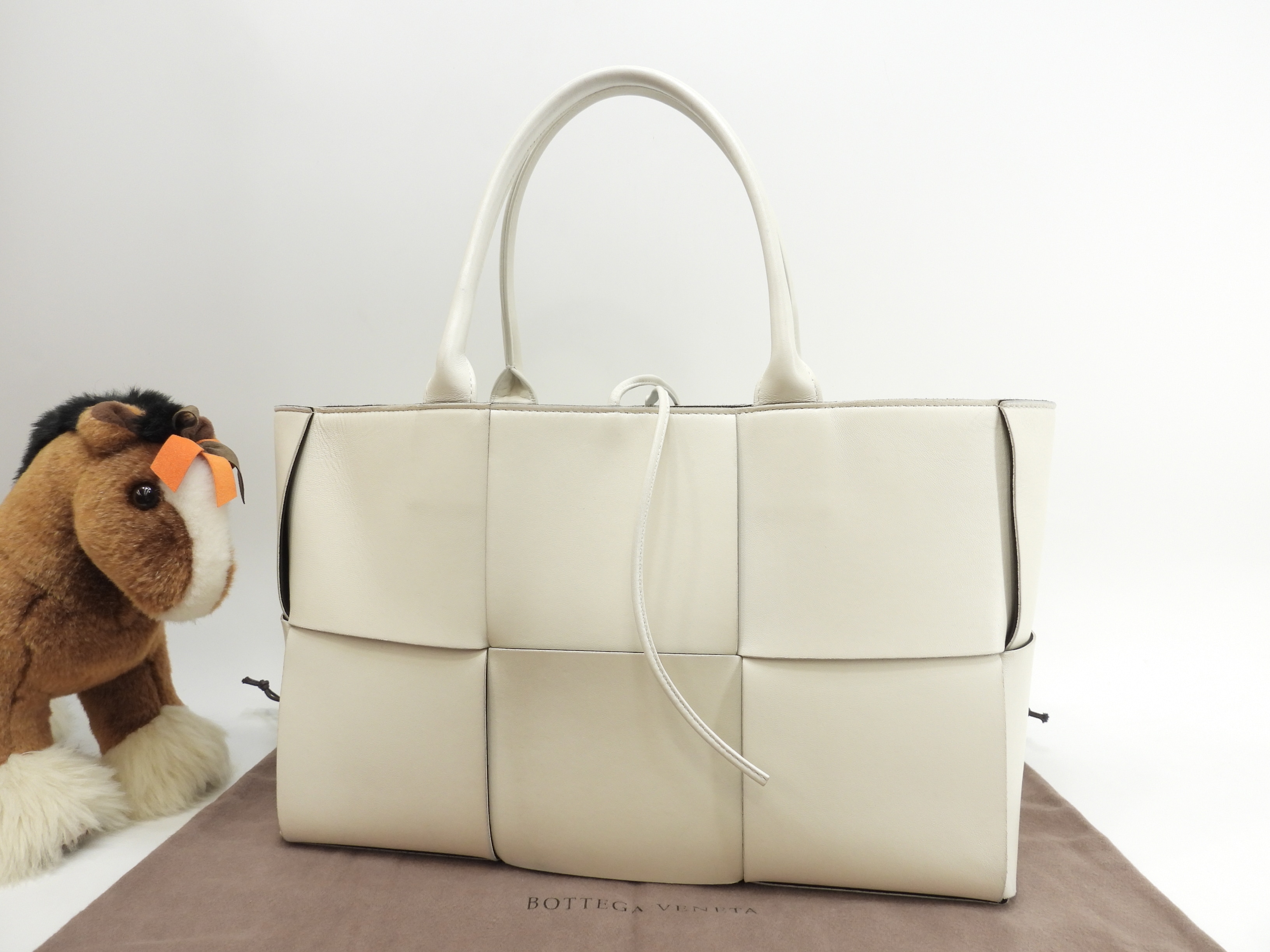 トートバッグ ミディアムアルコ レザー白 ハンドバッグ@B09666186T