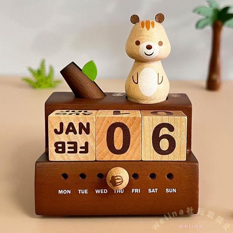 永久カレンダー 木製ブロック 音楽箱付き デスクカレンダー リスデザイン おしゃれギフト 回転式 卓上インテリア 29×3.5in