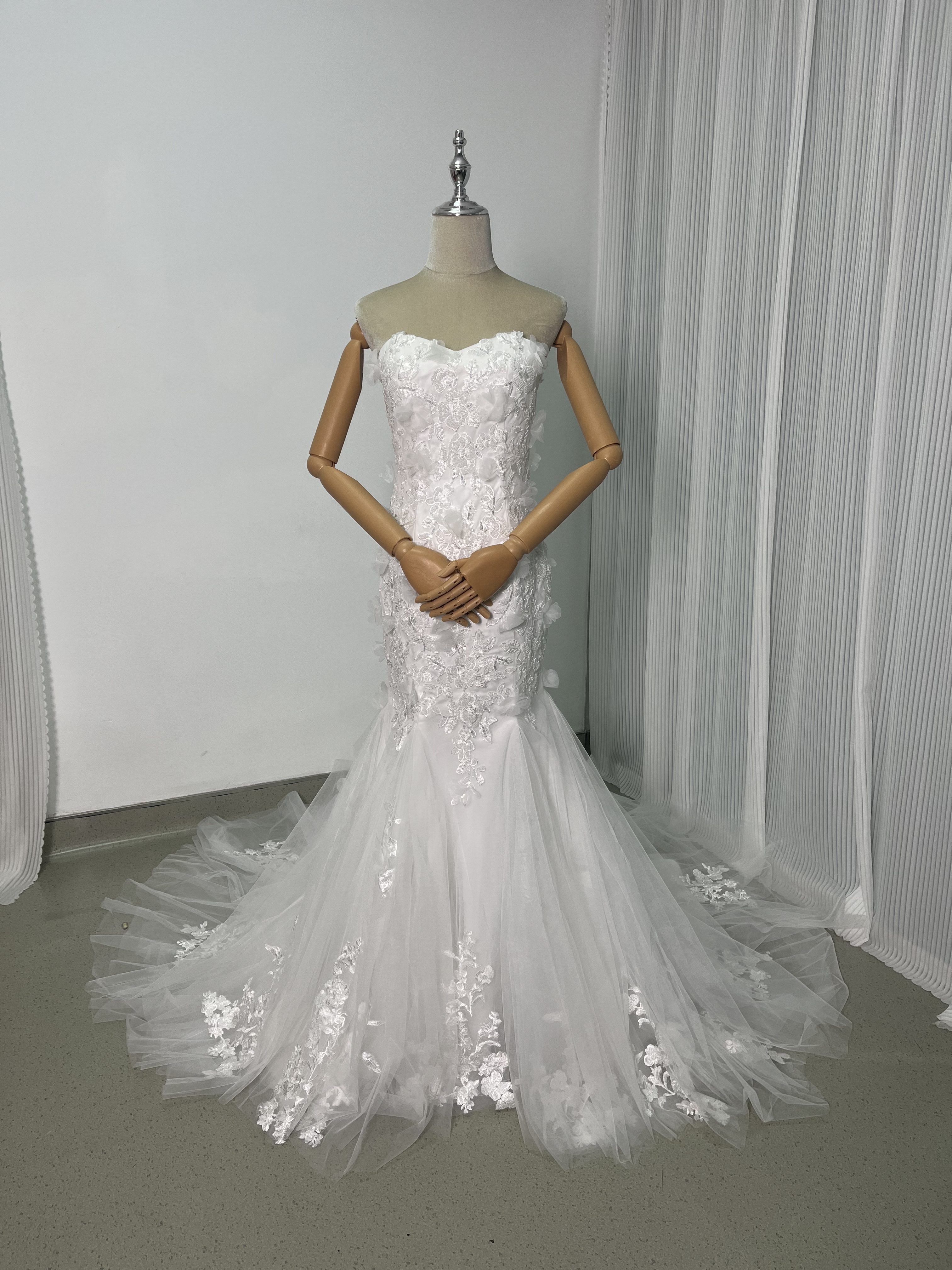 ウエディングドレス マーメイドライン ベアトップ 華やかなトレーン 編み上げ フランス風