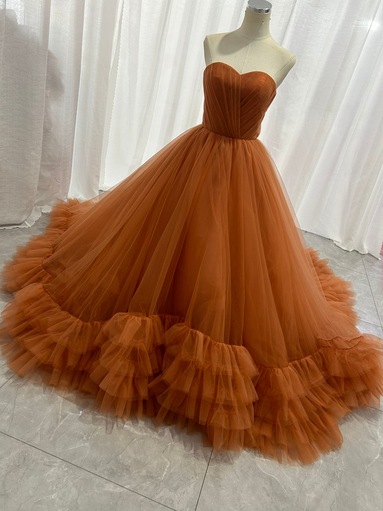 オレンジ カラードレス ベアトップ ラッフルフリル 華やかなトレーン プリンセスライン 前撮り