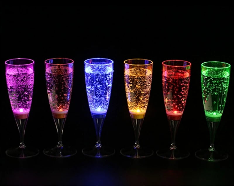シャンパングラス コップ 6色 6個セット ワイン ゴブレット プラスチック 良品優選 液体感知 シャンパンフルート センサーネオン カラーLED付き 光る パーティー bar ホームパーティ 誕生日