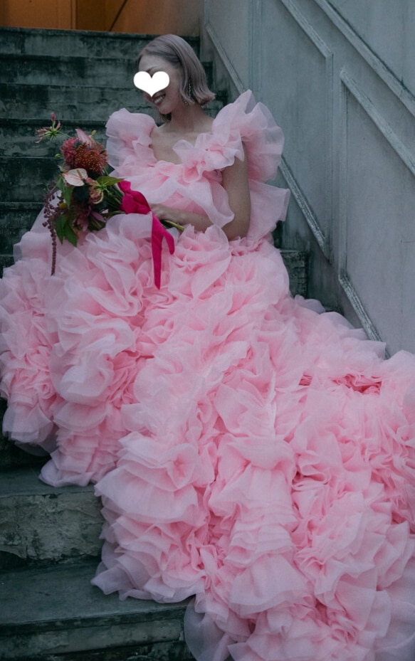 実例写真！ カラードレス ピンク オフショル 上質オーガンジー ラッフルフリル 結婚式 華やかなトレーン フレアスカート