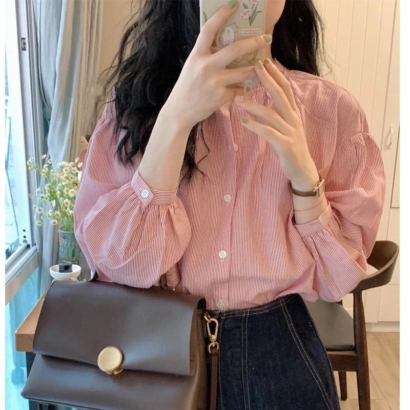 ユニークなデザインと美しいピンクのストライプの女性用シャツとトップスの24枚パック