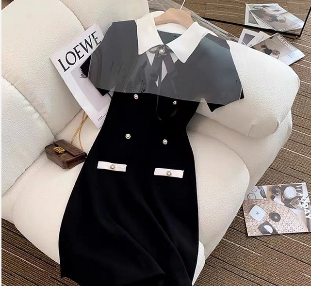 新しいデザイン感のある小さなシャツの黒いニットワンピース