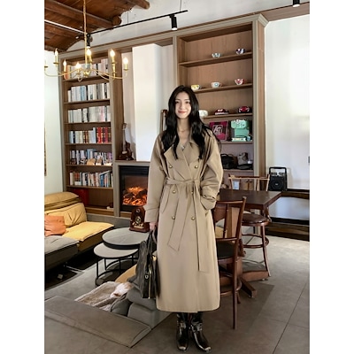 ムルバンのカーキ色の高級感のあるコートの女性の秋のゆったりとしたカジュアルな中丈の雰囲気のコート