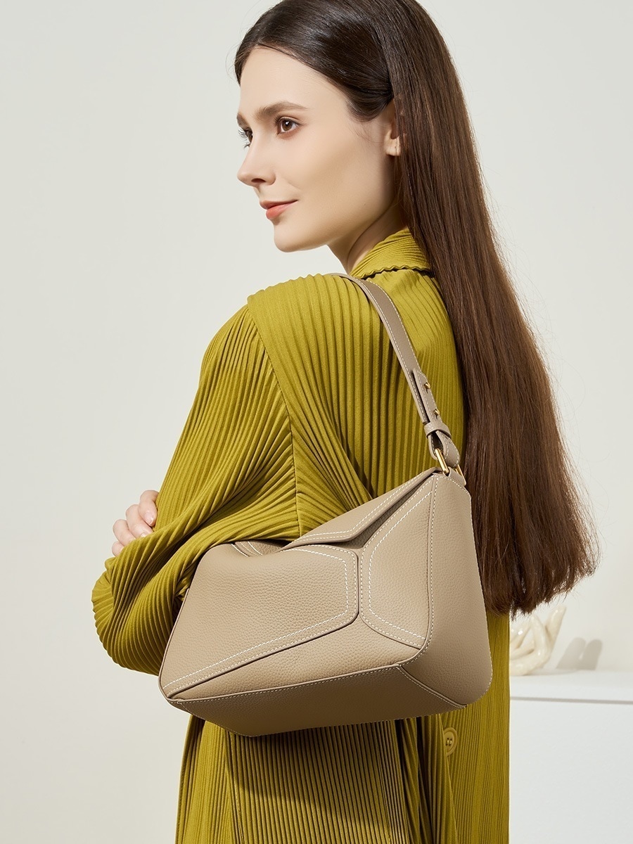 横長ボストンバッグ キルティングバッグ新作 本革 大容量 リュック ミニバッグ 気質 トートバック 肩掛け 防水 フレンチヴィンテージ ニッチデザイン おしゃれ 百掛け バックパック高級感 質感 気質 6,199円