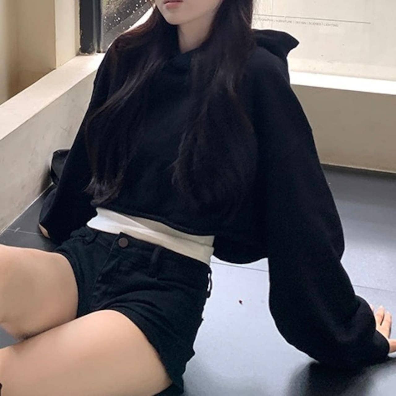 24 長袖 お出かけ トップス ブラック おしゃれ 丈短め 韓国ファッション フード付き スウェット レディース 黒 かわいい