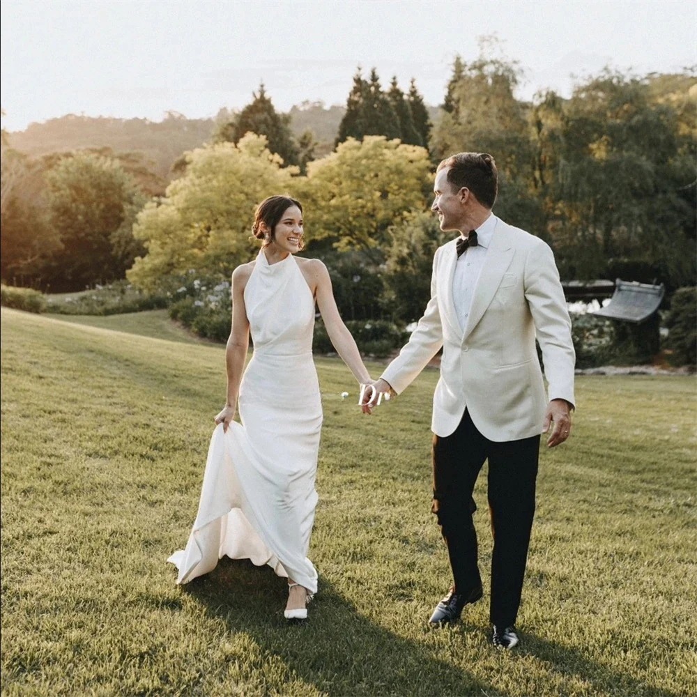 新しいスタイルの花嫁のウェディングドレスのファッションはシンプルなファッションの白いサテンの迎賓ドレスの女性の魚の尾の旅は軽いウェディングドレスを撮ります 7,860円