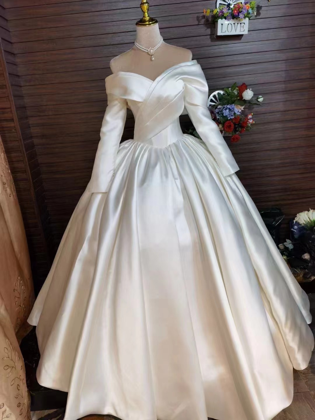 ウェディングドレス オフショルダー ロングスリーブ 光沢サテン 結婚式