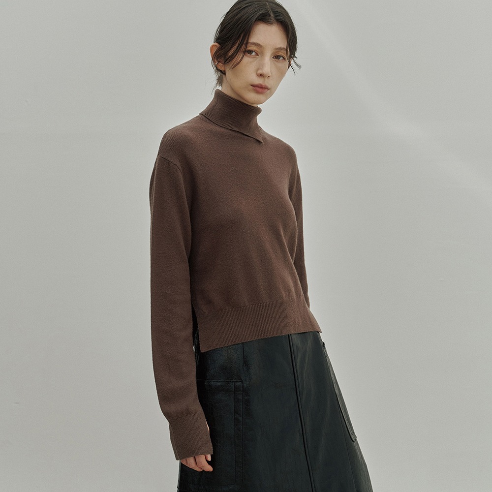 【NOIER 】 CASHMERE SLIT TURTLENECK : BROWN