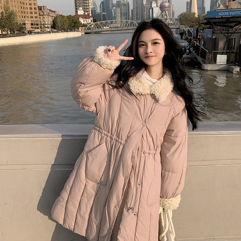 子羊の毛は洋気女の中の長さをつなぎ合わせて2024年の新型の小さいダウン綿服は腰の冬のコート女を収めた
