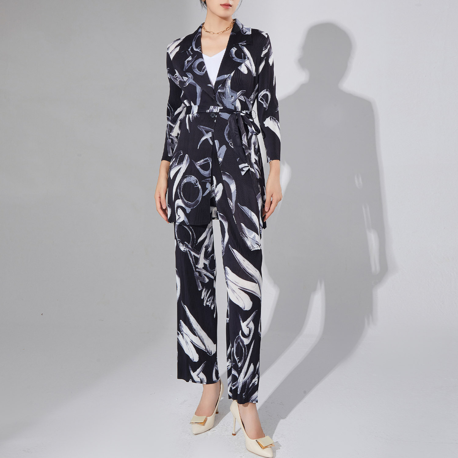 秋のコートセットの女性のストレートズボンのカジュアルなゆるいしわの秋の服のスーツのファッションの婦人服の2つのセット