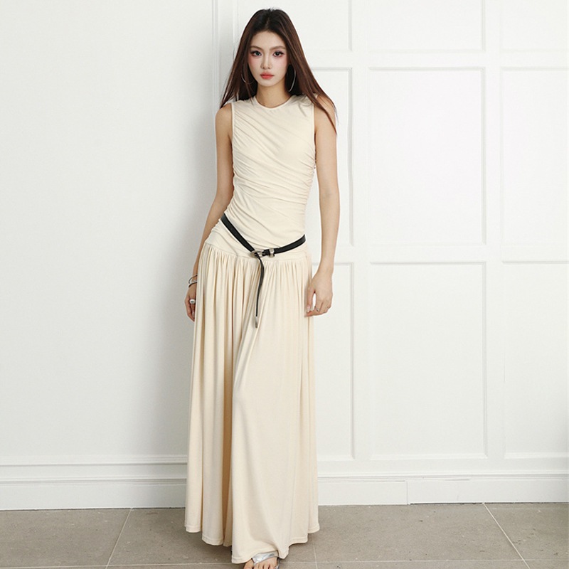 白ワンピース レディース 夏 デザイン感 細身 スリム プリーツ ラウンドネック ノースリーブ タンクトップ ワンピース 2023