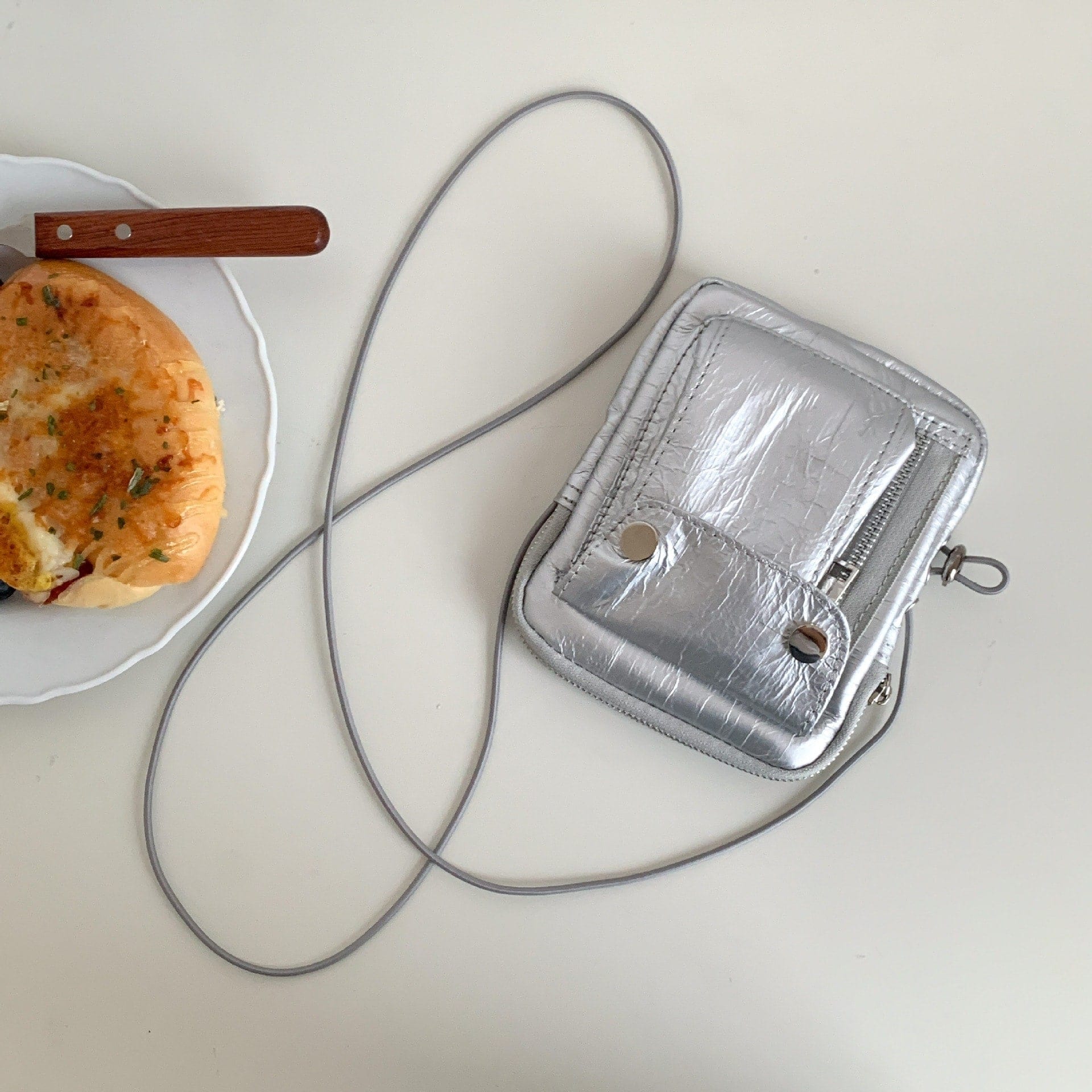 今も人気ミニバッグ スマホポーチシングルショルダークロスボディバッグスモールシルバージッパーチェストバッグニッチハイエンドウエストバッグレディースミニ携帯電話バッグ