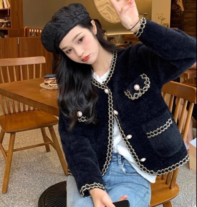 トップス ジャケット 春服 秋服 冬服 2色 長袖 ふわふわ ふっくら ポケット ビジュー インスタ映え SNS 映え 写真 映え モテ 高見え 格上げ 無地 色展開 カラバリあり ブラック ホワイト