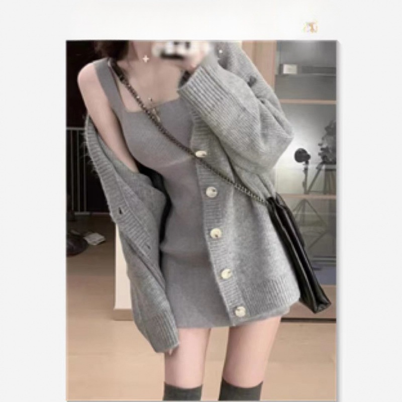 ハイエンドのカスタマイズ-秋と冬の女性のためのグレーのニットサスペンダースカート純粋な欲望冷たさロイヤルシスタースタイルのヒップハグドレススーツ