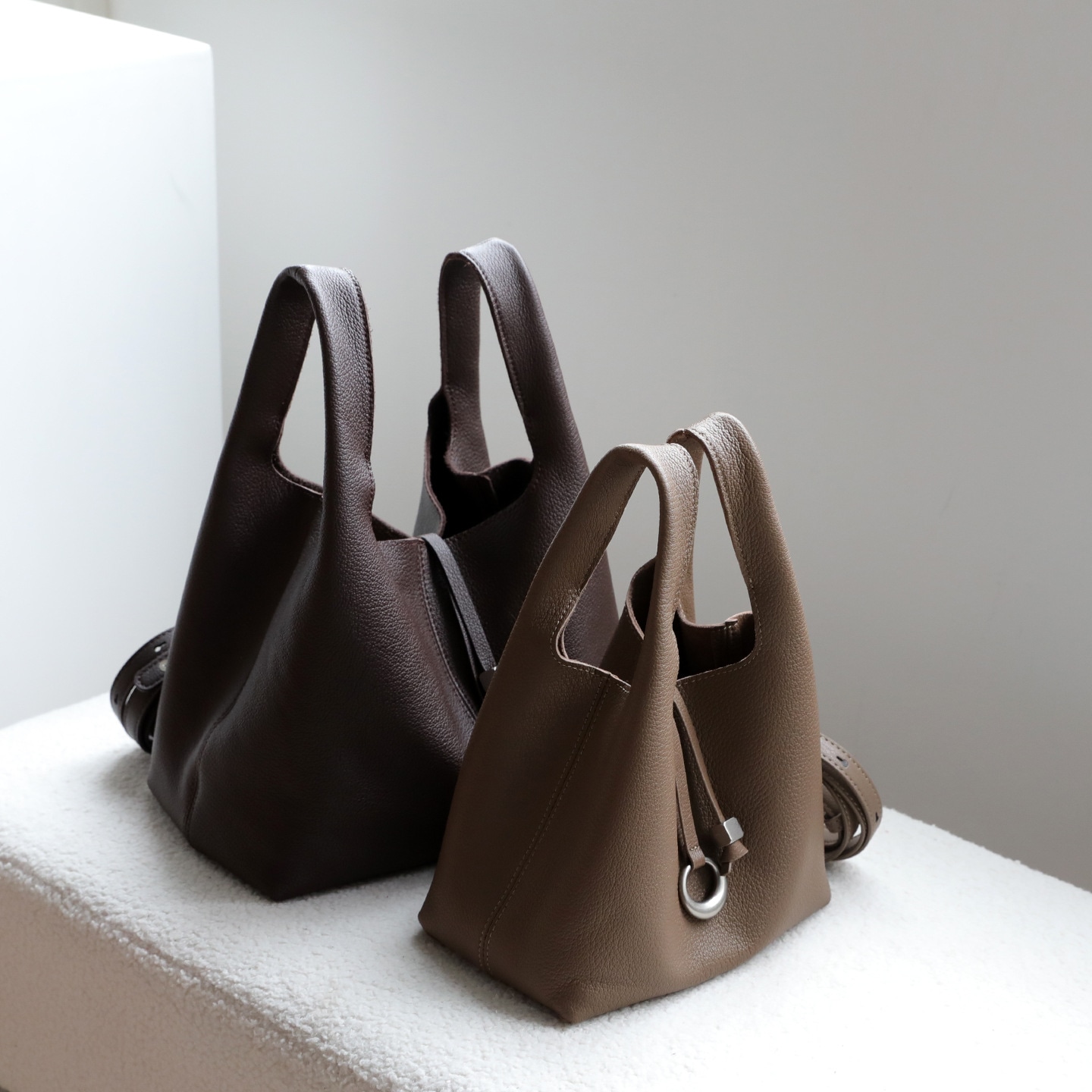 本革トートバッグ　本革通勤トートバッグ　本革通勤ショルダーバッグ　レディースバッグ　軽量バッグ　お洒落なカバン　韓国バッグ　ins人気