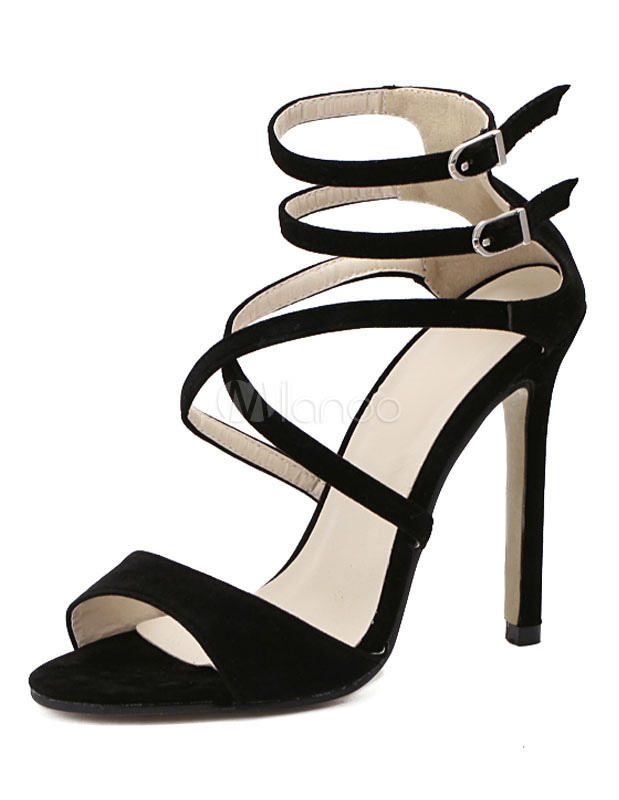 ブラックサンダルはシックなテリーヒールカットアウト