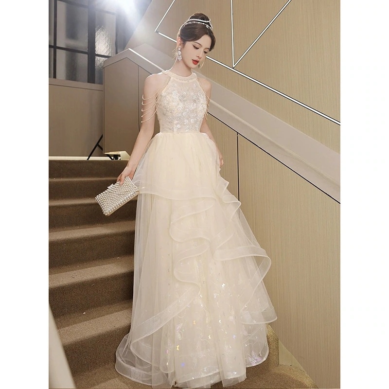 シャンパンカラーのイブニングドレス女性のホルターネック宴会気質軽い贅沢ニッチな高級ディナー芸術試験のホスト高級感