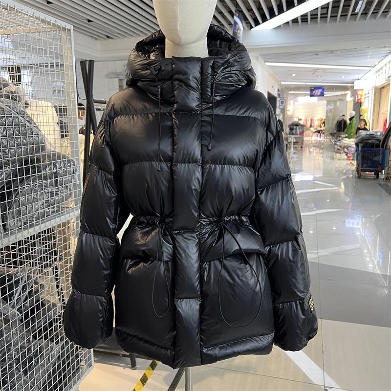 女性用オフシーズンブラックゴールドショートダウンジャケットフード付き厚みがありスリムでウエストがあり冬のオールマッチ暖かいジャケット高級グースダウン