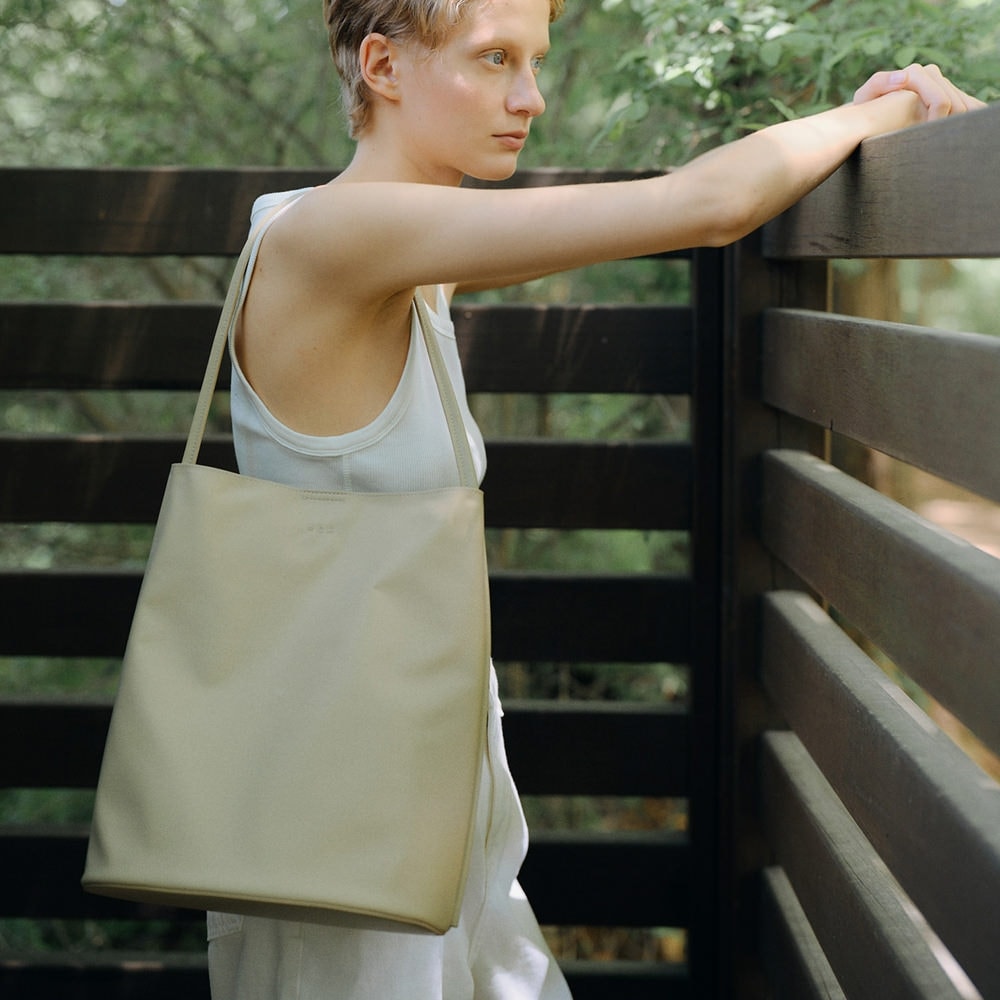 ロ서울 Large Mugショルダーバッグ ナイロン Neutral oat