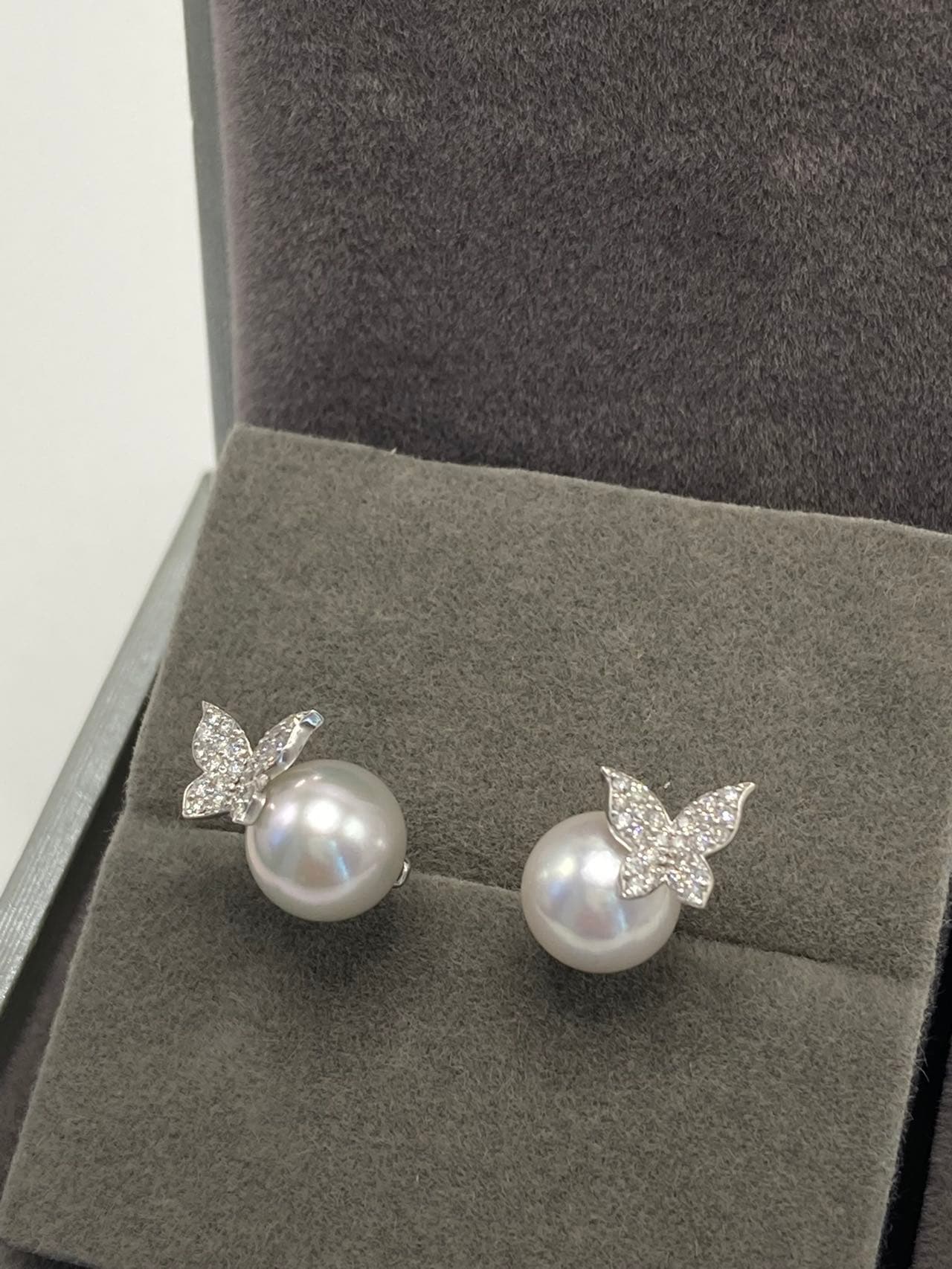 新品　K18WGグレーアコヤ 　アコヤ　パール ピアス　8.1ミリ　上品　オシャレ　あこやパール【E4552307030005】