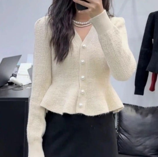 ペプラム ニットカーディガン ニットジャケット パールボタン 長袖 Vネック 白 黒 韓国 レディース オルチャン フレンチフリル パフスリーブ 無地 ホワイト ブラック アプリコットカーディガン